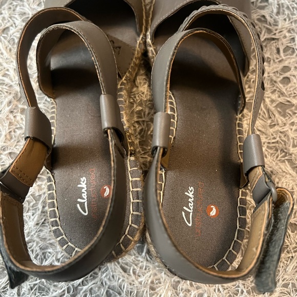 Women’s Clarks Unstructured Olive Leather Strappy Sandals Wedges Size 10 M - Picture 5 of 7